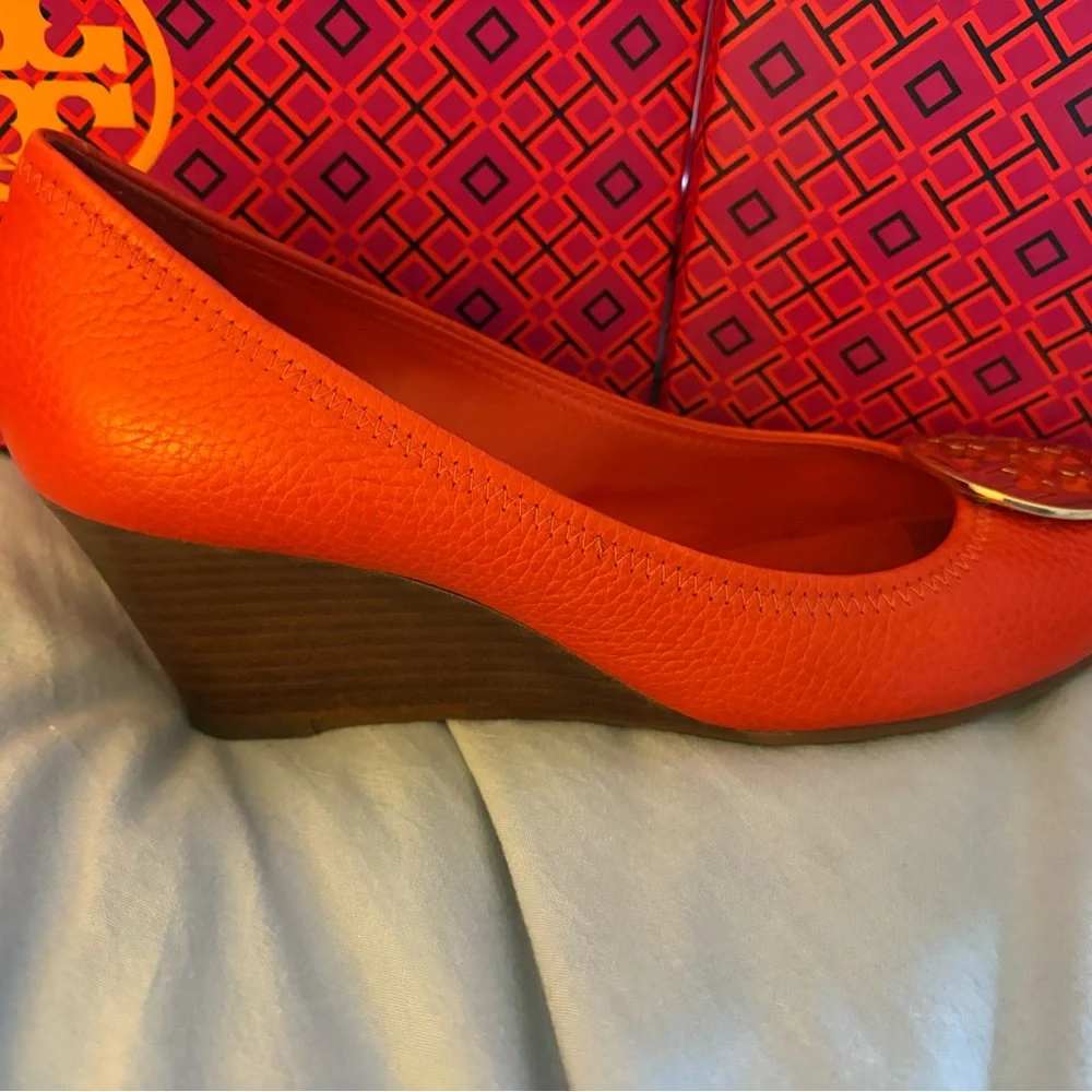 Tory Burch Women's Burt Orange Peep Toe Wedges - Size 9.5 - Picture 4 of 8